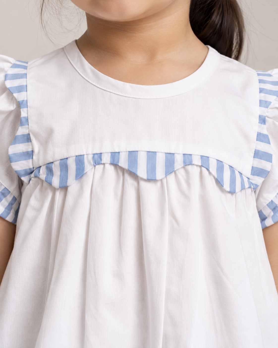 Vestido de algodón orgánico blanco Santorini para niñas | Vestido de verano con mangas con volantes